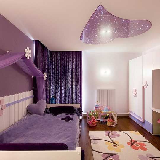Ровный одноуровневый потолок из гипсокартона для детской комнаты (для девочек)