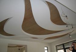 Сложный двухуровневый криволинейный потолок из гипсокартона в гостиной