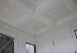 Кессонные гипсокартонные потолки с лепниной.