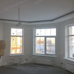 Ниша из гипсокартона на потолке в комнате с эркером