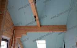 Монтаж потолка мансарды в доме из бруса