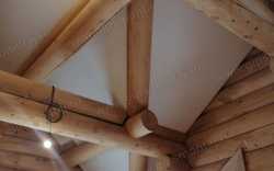 Монтаж потолка в доме из бревна