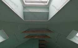 Обшивка сложного мансардного потолка. Облицовка многоскатной кровли гипсокартоном