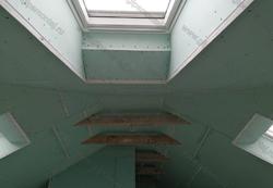 Обшивка сложного мансардного потолка. Облицовка многоскатной кровли гипсокартоном