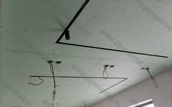 Потолки из ГКЛ. Оформление гостиной с трековым светом