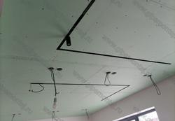 Потолки из ГКЛ. Оформление гостиной с трековым светом