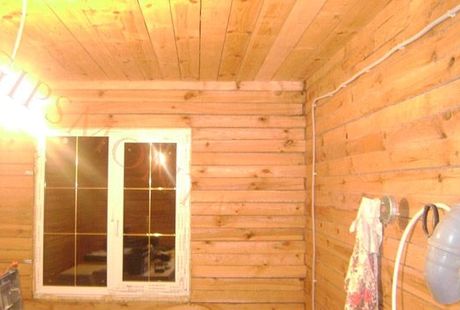 Облицовка деревянных стен и потолков гипсокартоном.