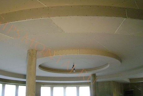 Отделка потолков коттеджа - радиусный (овальный) гипсокартонный потолок в зале